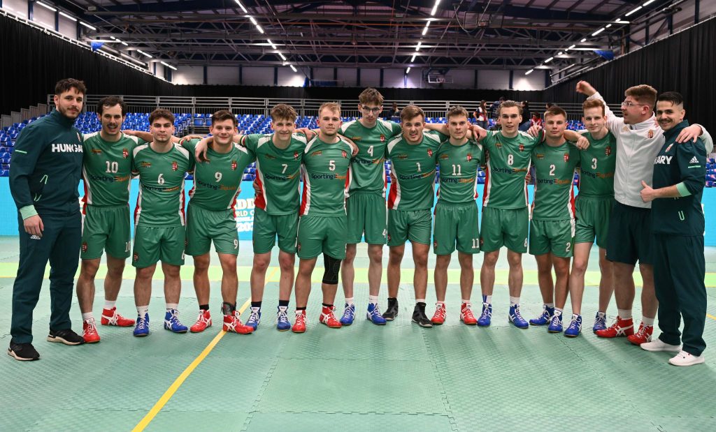 A magyar kabaddi válogatott felsorakozva a pályán