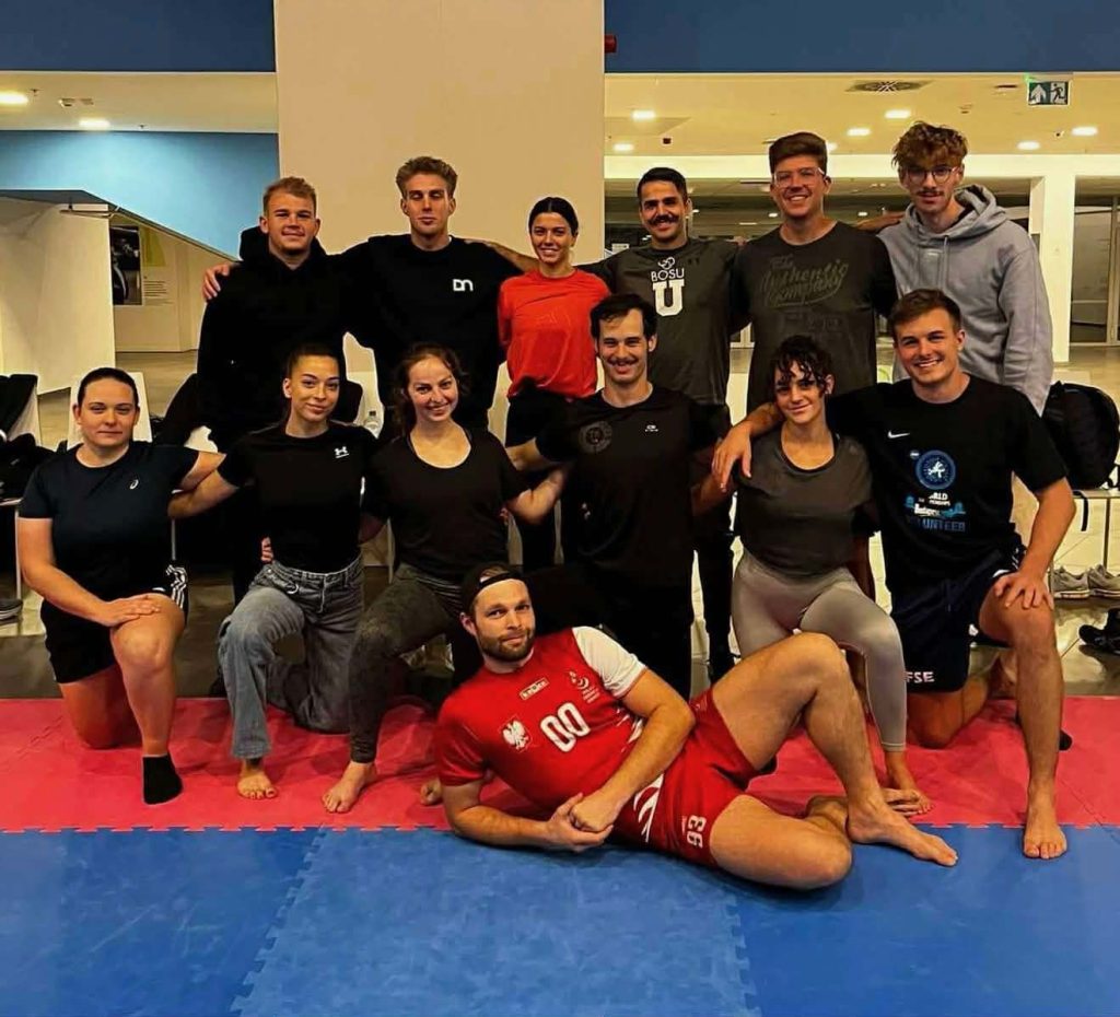 Edzőtábor résztvevői a küzdősport teremben