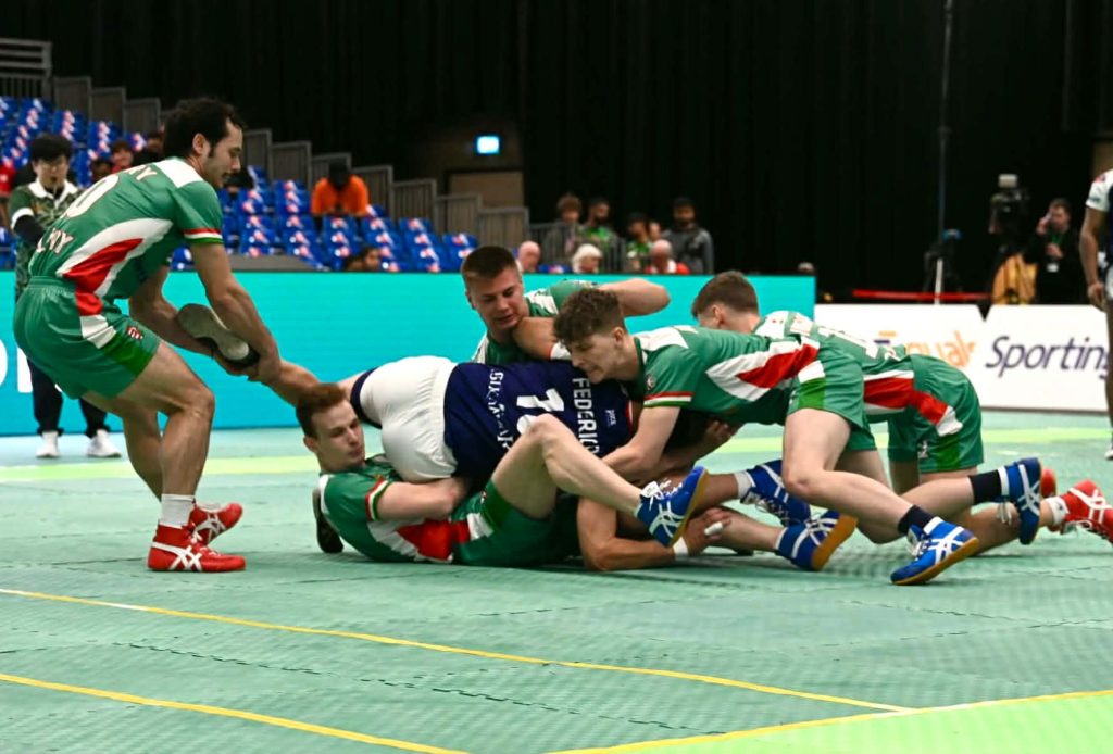 Kabaddi akciófotó: védők szerelése a nemzetközi tornán