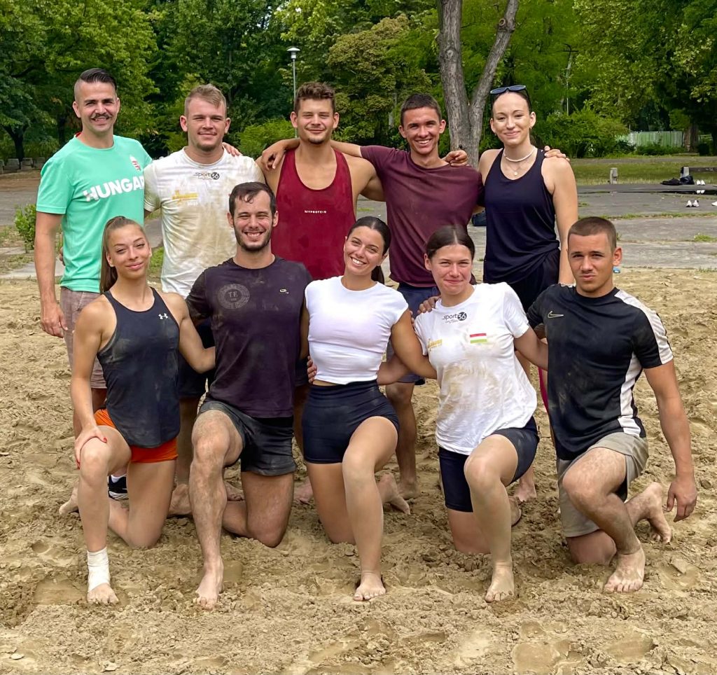 Strand-kabaddi edzőtábor csapatképe a homokban
